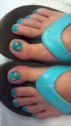 Tropical Toenail Designs, Bahamas Pedicure, Starfish Toes Nail Art, Summer Pedicure Designs 2023, Beachy Toes Pedicures, Starfish Pedicure, Vacation Pedicure Ideas Toenails, Beach Toenail Designs, Beach Toe Nails Vacation Tropical