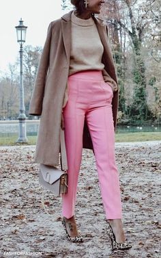 Pink Trousers Outfit, Pink Pants Outfit, 00s Mode, Pink Trousers, Pink Lady, Outfit Trends, Athleisure Fashion, Women Outfit, Pink Pants