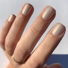 Gold Wedding Nails Short, Nail Champagne Color, Light Gold Shimmer Nails, Gold Polish Nails, White Pearly Nail Polish, Golden Pearl Nails, Natural Iridescent Nails, Gold Dip Nails Powder, Bridesmaid Nails Champagne