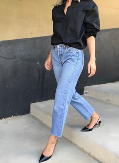 This Stylish 3-Piece Instagram Outfit Has Our Attention Low Heel Outfit, Slingback Shoes Outfit, Sling Back Heels Outfit, Casual Vest Outfits, Black Shirt And Jeans, Smart Casual Jeans, Black Shirt Outfits, Best Jeans For Women, Looks Jeans