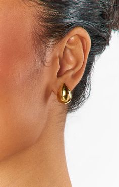 Give any outfit a lift with the elevated vibes of these mini teardrop studs! Small Gold Wedding Earrings, Gold Teardrop Earrings Wedding, Goold Earrings, Low Bun Earrings Wedding, Dini Earrings, Gold Wedding Earrings, Teardrop Earrings Gold, Mumu Wedding, Earring Inspo