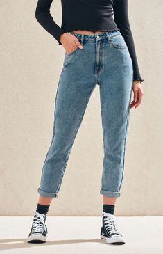 Looks Jeans, Blue Mom Jeans, Jeans Outfit Women, Look Retro, Jeans Outfit Casual, Trendy Swimwear, Neue Outfits