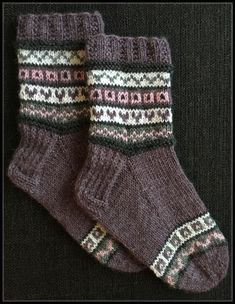 Knit Socks Tutorial, Nice Socks, Gloves Knitting, Socks Knitting, Ravelry Knitting, Loom Knitting Projects, Knitting Patterns Free Hats, Creative Knitting, Crochet Mittens