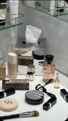 Luxury Make Up Aesthetic, Luxury Skincare Aesthetic, Luxury Makeup Vanity, Luxury Cosmetics, Dior Beauty, Perfume Lover, No Makeup, Luxury Aesthetic, Pink Girly Things