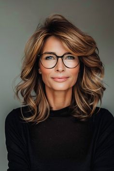 25. Layered Shoulder-Length Cut - Hairstyles For Women Over 50 With Glasses Womens Glasses 2024, Short Wavy Hairstyles, Best Hairstyles For Women, Hair Play, Trends 2025, Layered Haircuts For Medium Hair, Hairstyles With Glasses, Things Photography, Hairstyles For Women Over 50