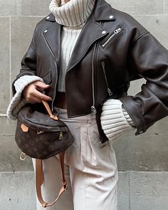 Leather Zara Jacket Outfit, Cropped Leather Jacket Outfit Winter, Zara Cropped Leather Jacket, Leather Jacket Outfit Cropped, Short Black Jacket Outfit, Cropped Biker Jacket Outfit, Cropped Moto Jacket Outfits, Short Leather Jacket Outfit, Crop Leather Jacket Outfit