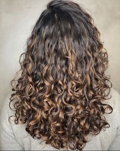 Money And Cars, Curly Balayage Hair, Hairstyles Celebrities, Long Curly Haircuts, Dyed Curly Hair, Natural Curly Hair Cuts, Highlights Curly Hair, Curly Hair Photos, Colored Curly Hair