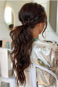 Une tresse latérale lâche qui se transforme en une queue de cheval en forme de vague de plage au niveau de la nuque, c'est tout le glamour sans effort dont vous avez besoin. C'est très joli ! // Crédit photo : Instagram @brunette_bride Braid Low Ponytail, Bridesmaid Ponytail, Boho Bridesmaid Hair, Bridesmaid Hair Ponytail, Bridal Ponytail, Side Ponytail Hairstyles