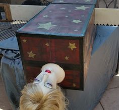 Creepy Carnival Ticket Booth, Creepy Circus Decorations Diy, Horror Carnival Decorations, Freakshow Decorations, Haunted Carnival Games, Halloween Carnival Food, Haunted Circus Decorations Diy, Scary Carnival Games, Creepy Carnival Aesthetic