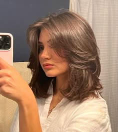 wolfcut hair, fall hair colors, winter hair color, dark fall hair colors Mekap Mata, Hair Inspiration Short, Shot Hair Styles, Haircuts For Medium Hair, Penteado Cabelo Curto, Haircut For Thick Hair, Short Hair Haircuts