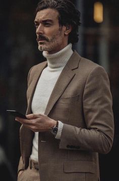 Mens Fashion Dressy, Der Gentleman, Cream Turtleneck, Brown Suit, Mens Fashion Smart, Mens Fashion Urban, Mens Fashion Classy, Italian Outfits, Outfits Men