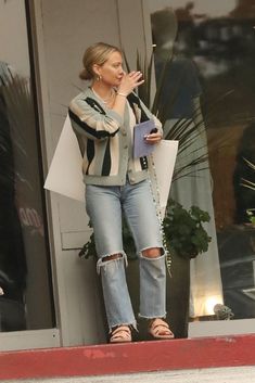 Hilary Duff Street Style, Office Outfits Women Casual, Hilary Duff Style, Cute Outfits With Leggings, Office Outfits Women, Casual Day Outfits, Hilary Duff, Comfy Fashion, Womens Fashion For Work