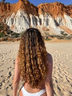 Wavy hairstyle | Easy trendy hairstyles | Hair style with bangs | 2023 Curly Hair On Beach, Beach Blonde Curly Hair, Beach Hair Curly, Curly Hair Beach Aesthetic, Natural Beach Waves Hair, Beach Wave Haircut, Beachy Curly Hair, Brown Beach Waves, Long Curly Hair Aesthetic