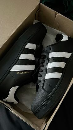 ig: @_ayaan_ Adidas Superstar Black, Superstar Adidas, Adidas Superstars, Fashion Shoes Heels, Shoes Outfit Fashion, Shoe Wishlist, Hip Hop Outfits, Shoe Inspo, Soft Clothes