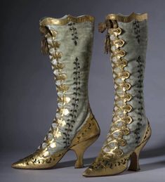 These astonishing boots, c. 1870, were featured in the 2008 exhibition “HEIGHTS OF FASHION: A HISTORY OF THE ELEVATED FOOT” at the Esplanade Museum [Alberta, Canada]. So wish I had seen the installation! Bata Shoes, Historical Shoes, Victorian Shoes, Button Boots, High Heels Boots, Velvet Boots, Old Shoes, Victorian Clothing, Retro Mode