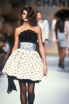 Chanel Runway, 90s Runway Fashion, Runway Fashion Couture, Vintage Runway, Runway Outfits, Linda Evangelista, Claudia Schiffer, 1980s Fashion, Naomi Campbell