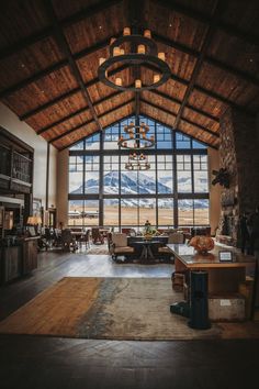 Mountain lodge in Montana with a large picturesque lobby. Ski Lodge Interior, Lodge Interior Design, Montana Lodge, Montana Resorts, Modern Mountain House Plans, Lodge Style Home, Alpine Lodge, Barn Design