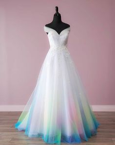 Bride Stuns Wedding Guests With "Dress On Fire" And Ends Up Starting Own Business. – InspireMore Dress On Fire, Canvas Bridal, Wedding Dress Colorful, Dye Wedding Dress, Rainbow Wedding Dress, Ombre Wedding Dress, Ombre Wedding, Rainbow Wedding