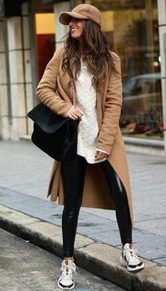 Cali Fall Outfits Street Styles, Tan Yankees Hat Outfit, London Street Style Winter, Trendy Winter Fashion, Tan Coat, Elegante Casual, Outfit Jeans