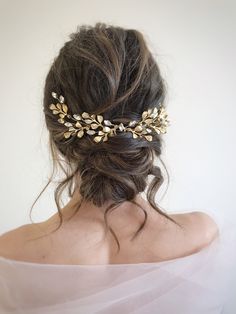 Delicate wedding goddess headpiece. This Bridal hair comb made with metal Laurel leaves in Greek style and small rhinestone. Greek hairpiece very light and comfortable. The Bridal headpiece is easy to bend and adjust, which was great and made it easier to use in your hair. Add elegance to your favorite image with our hair piece, a real trend of wedding style. Greek Goddess Prom Hair, Wedding Hair Greek Goddess, Goddess Hair Wedding, Greek Goddess Bridal Hair, Wedding Hair Leaves, Grecian Bridal Hair, Greek Inspired Wedding Hair, Greek Style Hairstyle, Greek Wedding Hairstyles