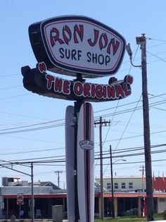 the sign for ron jon surf shop is displayed