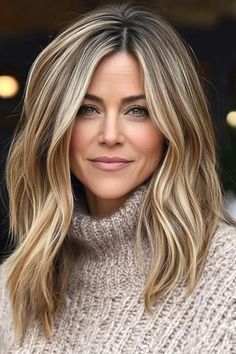 20 Jennifer Aniston Hairstyles for You to Try Out Jennifer Aniston Hairstyles, Layer Bob, With And Without Makeup, Aniston Hair, Hairstyle Tips, Jennifer Aniston Hair, Bronde Balayage, Woman Hair, Chin Length Hair