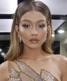 Gigi hadid met gala makeup heavenly bodies angelic shiny sparkly nude lip nose contour feathered brow Gigi Hadid Met Gala, Gigi Hadid Makeup, Gigi Hadid Hair, Nose Contouring, Editorial Makeup, Prom Makeup, Gigi Hadid, Prom Hair, Makeup Inspiration