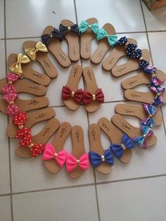 there are many pairs of sandals with bows on them in the shape of a circle