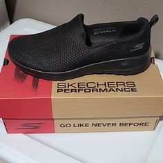 New In Box Skechers Performance Go Walk Joy Black Size 8 Shoes Skechers, Tan Sneakers, Studded Sneakers, Skechers Relaxed Fit, Mens Skechers, Black Slip On Shoes, Women's Slip On Shoes, White Shoes Sneakers, Chunky Shoes