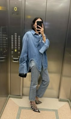 Now Trending Outfits 2024, Long Lunch Outfit, Denim Over Denim Outfit, Jean Jacket Street Style, Diy Vetement, Minimalistic Style, Looks Street Style, Mode Inspo, Street Chic