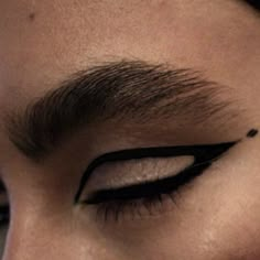 Sarah Feingold, Graphic Eyeliner, Makijaż Smokey Eye, Edgy Makeup, Eyeliner Looks, Eye Makeup Art