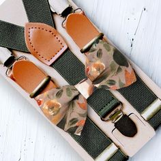 This floral taupe terracotta bow tie & olive suspender set is a great choice for ring bearer gift, ring bearer outfit, bowtie, floral bow tie, boho wedding, green bow tie, eucalyptus wedding, or any other special occasion.  **Please Specify**  Bow Tie Only (w/ Clip or Neck Strap), Suspenders Only, or Bow Tie Only & Susp (Bow Tie and Suspenders) SUSPENDERS- One Pair of our Quality Suspenders BOW TIE - One Bow Tie on White Adjustable STRAP or Alligator CLIP PET BOWTIE w/ Elastic Loops- Slips on a Dark Green Ring Bearer Outfit, Ring Bearer Ideas, Boho Ring Bearer, Ring Bear, Collar Clips, Ring Bearer Gifts, Green Bow Tie, Burnt Orange Weddings, Bearer Outfit