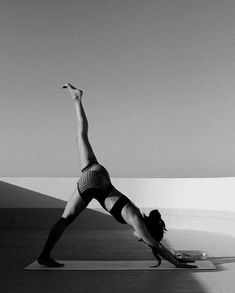 yoga online Yoga Poses Astethic, Black And White Yoga Photography, Yoga Aethstetic, Yoga Mat Photography, Yoga Dark Aesthetic, Yoga Studio Photography, Yoga Pictures Photography, Yoga At Home Aesthetic, Yoga Astethic