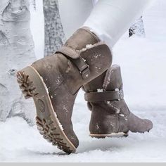 New, Off Brand Snow Boots, Fur Lined Inside, Pull On, Strap Closure, 1.5 In Rubber Sole. Brown Mid Calf Boots, Diy Valentinstag, Latest Ladies Shoes, Pu Pu, Cheap Womens Fashion, Affordable Shoes, Shoes Diy, Low Heel Boots, Boots For Short Women