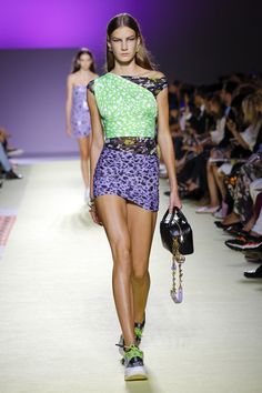 Versace Spring 2019 Vogue Journalist, Versace 2019, Versace Dresses, Women's Runway Fashion, Versace Runway, 2019 Runway, Versace Spring, Versace Fashion, Versace Dress