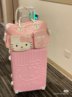 Hello Kitty Suitcase, Sanrio Things, Kitty Crafts, Teenager Bedroom, Hello Kitty Room Decor, Cute Suitcases, Hello Kitty Rooms, Dream Bags, Pink Lifestyle