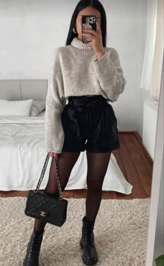 Leder Shorts Outfit, Leather Shorts Outfit, Lederhosen Outfit, Black Leather Shorts, Stylish Sweaters, Causual Outfits