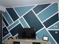 Décoration murale géométrique en peinture Wall Paint Effects Diy, Wall Geometric Painting Ideas, Geometric Wall Paint Bedroom, Stripe Paint Ideas For Walls, Geometric Wall Paint Patterns, Ideas Para Pintar Paredes, Geometric Wall Painting, Room Paint Designs, Wallpaper House Design