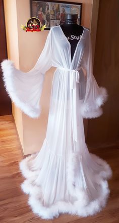 White Getting Ready Bride to Be Big Boa Feathers Kimono Robe Bridal Robe With Feathers, Robe With Feathers, Feather Kimono, Fancy Robes, White Bridal Robe, Bride Dressing Gown, Feather Gown, White Kimono, Bridal Robe