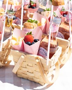 Mini Picnic Baskets, Picnic Party Picnic Party Favors, Picnic Place, Lunch Party, Picnic Lunch, Lake Food Ideas Summer, Food Ideas Summer, Lake Food Ideas