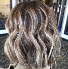 Mid Length Hairstyles Balayage, Short Hairstyle Women Fall 2022, Fall Short Hair Colors 2022 Trends, Fall 2033 Hair Trends, Spring Hair Medium Length, Hairstyles Fall 2022 Trends, 2022 Short Hair Trends For Women, Womens Lob Haircut, Fall 2022 Hair Trends Haircuts Short