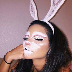 Rabbit out of the magic hat Halloween Makeup White Rabbit Makeup, Alice In Wonderland Makeup, Wonderland Makeup, Make Up Diy, Bunny Makeup, Rabbit Halloween, Fantasy Make-up, Halloweenský Makeup, Halloween Make-up Looks