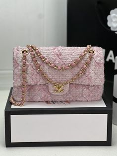 Rep 1:1 Size: 25 cm / 10 inchesThe items will come with branded boxes and dust bags. Chanel Tweed Bag, Pink Chanel Bag, Kily Jenner, Chanel Outfit, Chanel Flap Bag, Classic Flap Bag