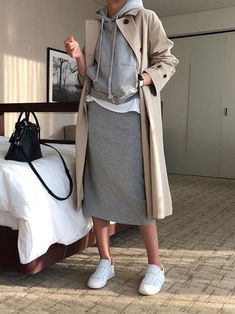 Trench Outfit, Minimalist Moda, Trench Coat Outfit, Sneakers Fashion Outfits, Winter Chic, Hoodie Outfit, Winter Mode, Sporty Chic, Sneakers Outfit