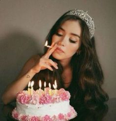 Birthday Cake Photo Ideas, Vintage Birthday Photoshoot, Cake Photo Ideas, Sunset Outfit, Portret Feminin, Cake Photoshoot, 21st Bday Ideas, Dapper Suits, Flapper Dresses