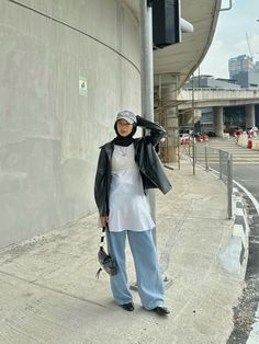 Dress Over Jeans Korean, Jeans Outfit Korean, Y2k Dress Outfit, Hijab Outfit Jeans, Jeans Dress Outfit, Outfit Konser, Ootd Pose, Concert Ootd, Dresses Fits