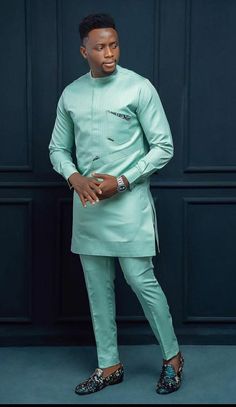 Laissez-vous séduire par la sophistication et la richesse culturelle de notre ensemble chemise et pantalon africain dashiki pour marié pour mariage. Fabriqué à la main avec soin et attention aux détails, cet ensemble est fabriqué avec des matériaux de qualité supérieure et conçu selon des normes élevées pour un look impeccable. Elle est parfaite pour toutes les occasions, des mariages aux événements officiels. L'ensemble comprend une chemise et un pantalon assortis, conçus avec des options de st Traditional Green Semi-formal Sets, Traditional Fitted Agbada For Formal Occasions, Formal Long Sleeve Sets With Traditional Patterns, Men Senator Designs, African Wear Designs, African Dashiki Shirt, Kaftan For Men