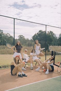 Group of girls on tennis court in tennis whites, vintage style outfits for game, photographed on 35mm film Wimbledon Party Outfit, Vintage Tennis Court Aesthetic, Tennis Court Photography, Tennis Photoshoot Ideas Friends, Tennis Group Photo Ideas, Tennis Skirt Photoshoot, Style Inspiration Preppy, Vintage Tennis Outfit, Tennis Outfit Ideas