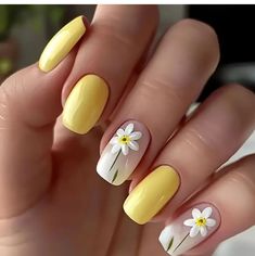 Flower Power Nail Art, Soft Yellow Nails Design, Daisy Fingernails, Pretty Yellow Nails, Yellow White Nails, Fun Acrylic Nails Designs, Nail Design Yellow, Summer To Fall Nails, Yellow Nails Acrylic