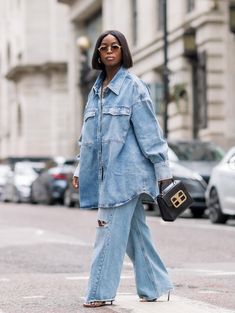 Hm Outfits, Modest Dressing, Denim Street Style, Oversized Denim Shirt, Looks Jeans, Latest Trends In Fashion, Mode Kimono, Denim Inspiration